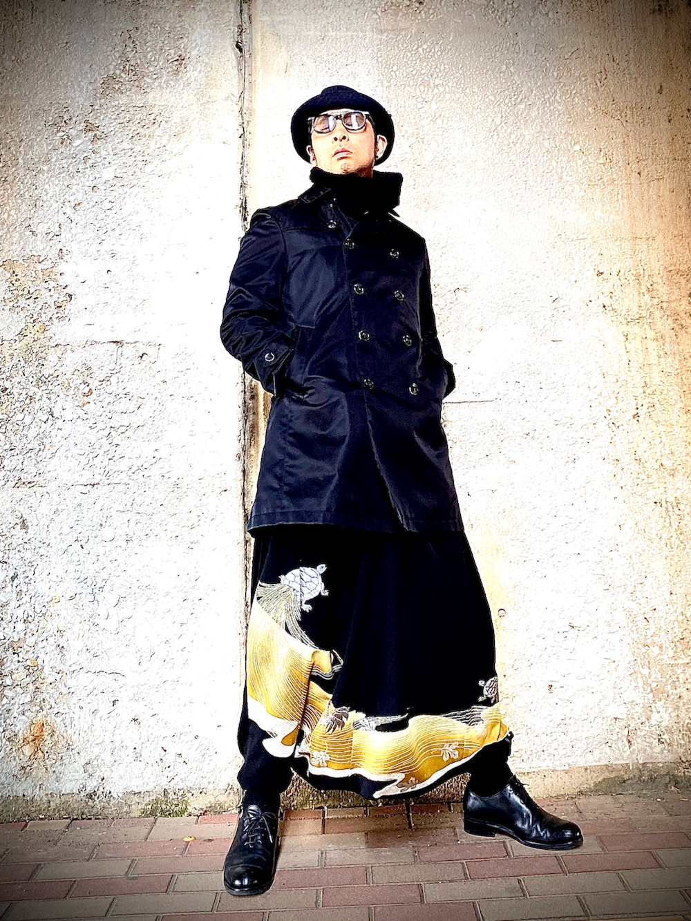 ブラック系のトレンチコート、その他のその他パンツ、ブラック系のドレスシューズを着用したメンズの春コーディネートの2枚目の写真