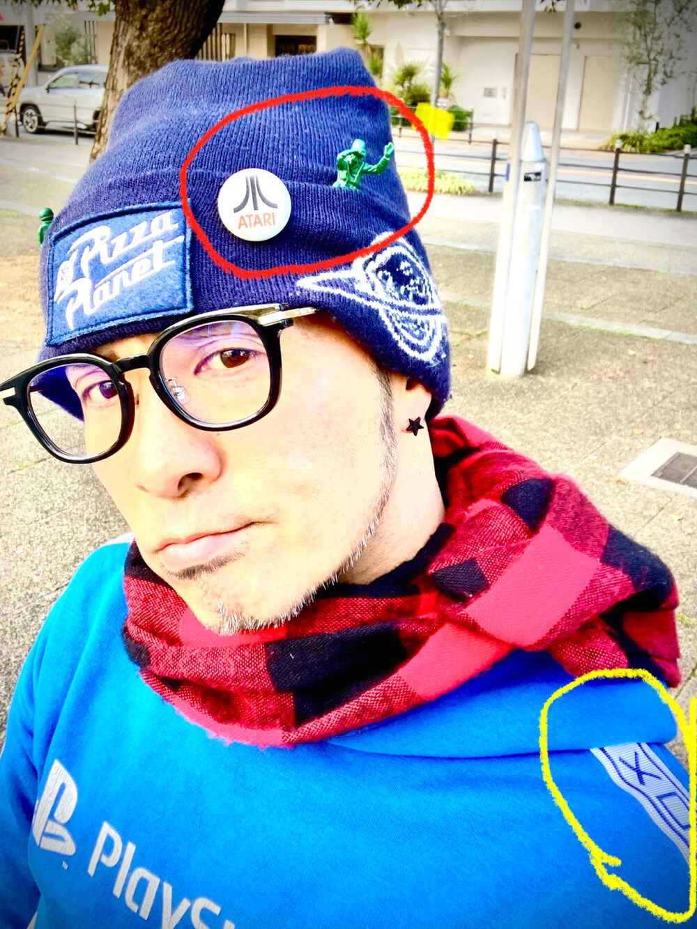 ブルー系のパーカー、グレー系のショルダーバッグ、グレー系のボディバッグ/ウエストポーチを着用したメンズの春コーディネートの4枚目の写真