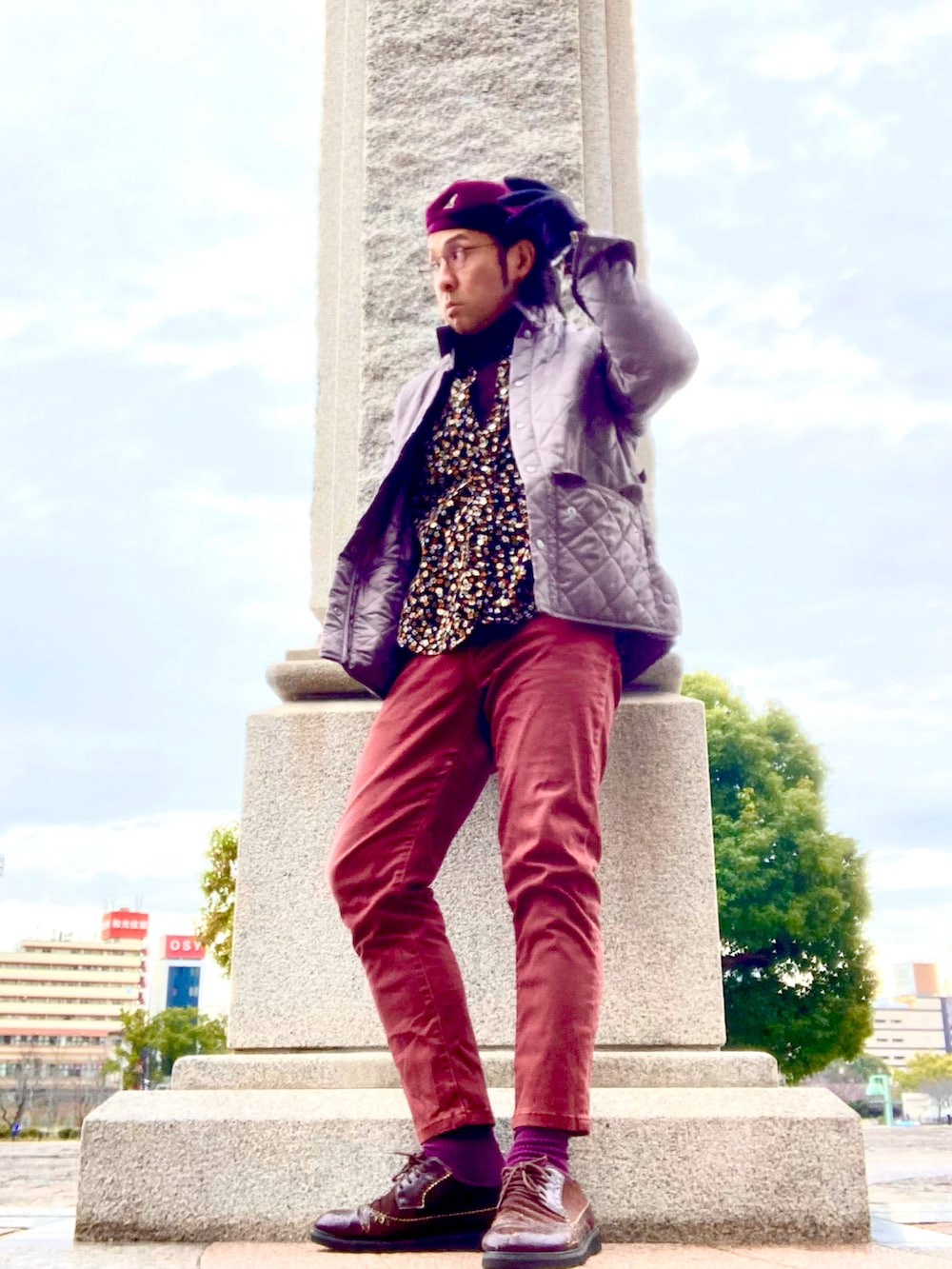 「キルティング、キルティングジャケット、メガネ男子、KANGOL、ベレー帽、ハンチング、ウェスタンシャツ、帽子」｜「UNIQLOのアイテム（チノパンツ、レッド系）」を使った、Anthony.Tさん（メンズ・172cm）の冬コーディネートの2枚目の写真