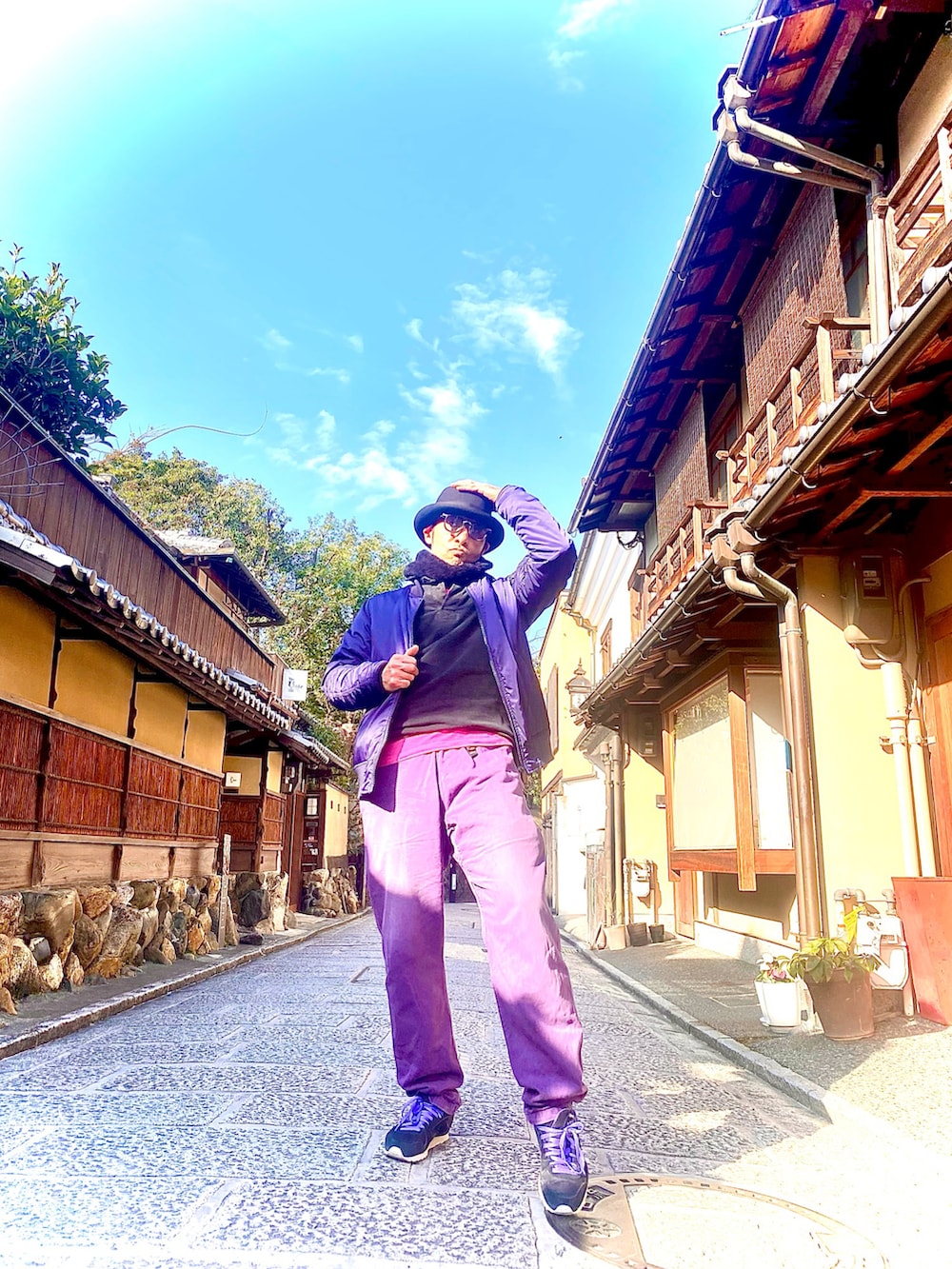 パープル系のMA-1、ブラック系のポロシャツ、パープル系のその他パンツを着用したメンズの冬コーディネートの2枚目の写真