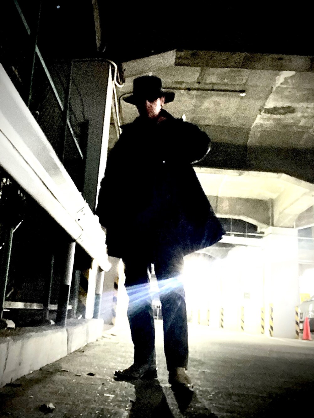 その他のブーツ、ブラック系のジャケット/アウター、ブラック系のニット/セーターを着用したメンズの冬コーディネートの2枚目の写真