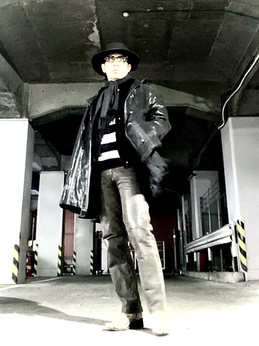 その他のブーツ、ブラック系のジャケット/アウター、ブラック系のニット/セーターを着用したメンズの冬コーディネートの3枚目の写真