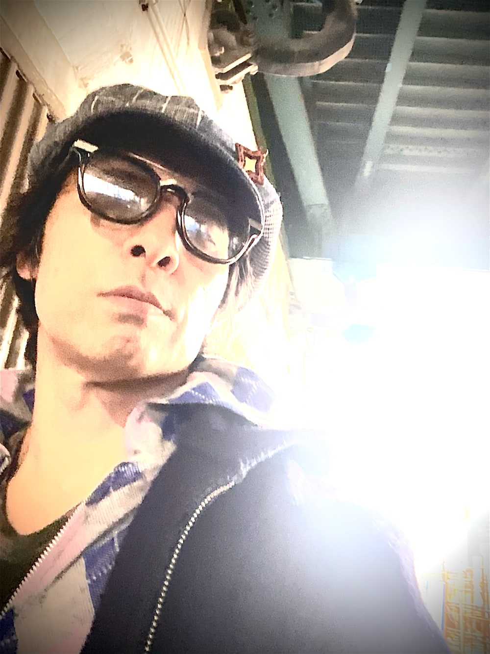 その他のパーカー、その他のTシャツ/カットソー、ブルー系のノーカラージャケットを着用したメンズの冬コーディネートの5枚目の写真