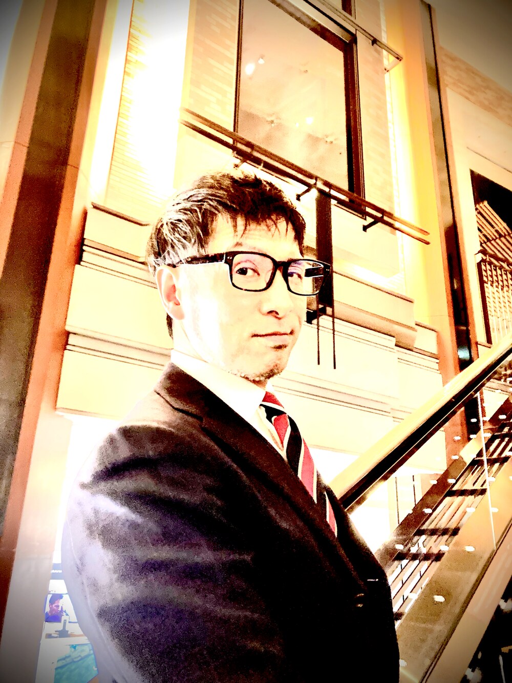 ブラック系のスーツセット、ブラック系のスーツパンツ、ブラウン系のドレスシューズを着用したメンズの春コーディネートの4枚目の写真