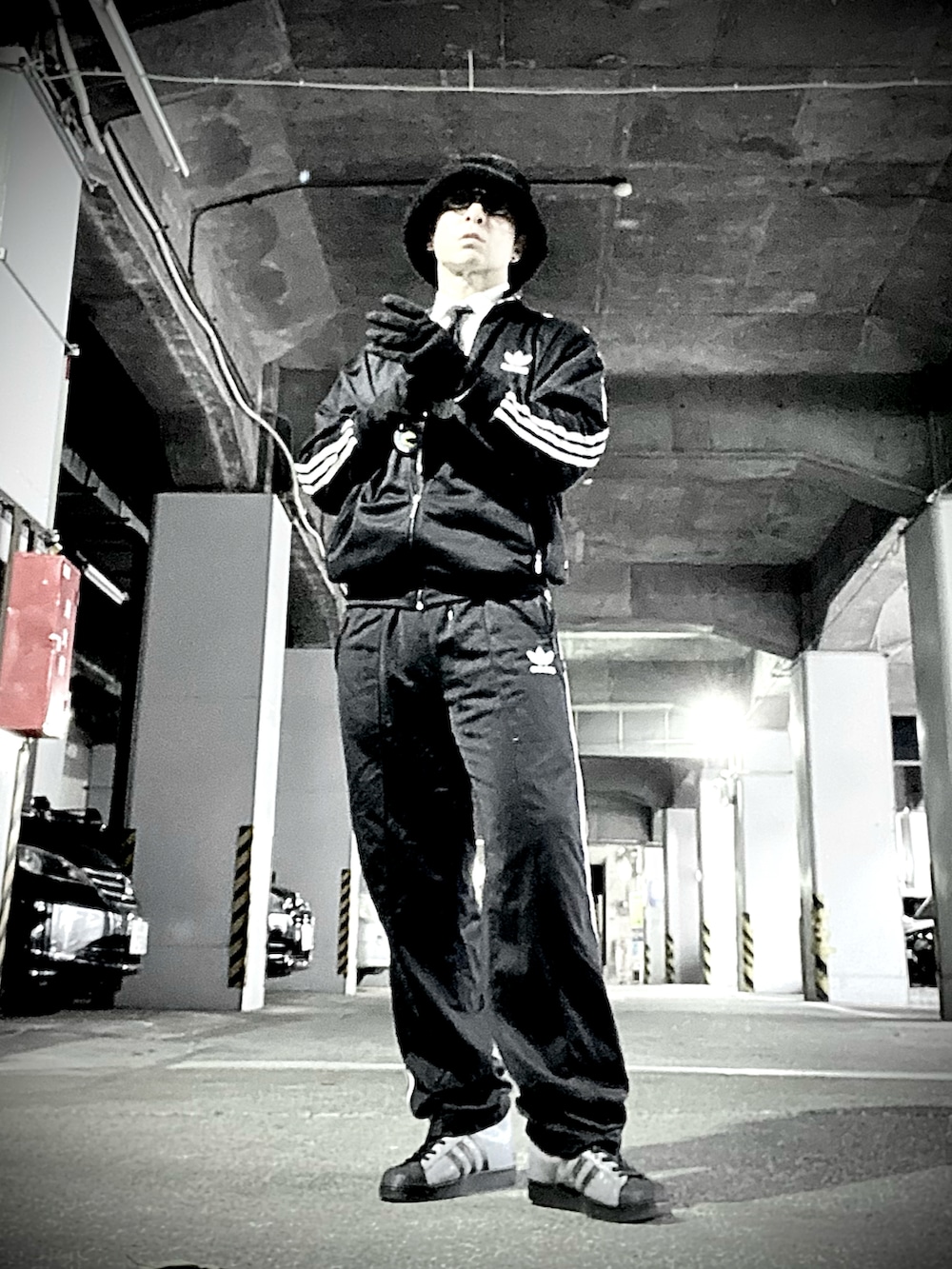 ブラック系のジャージ、ブラック系のその他パンツ、ブラック系のスニーカーを着用したメンズの春コーディネートの3枚目の写真