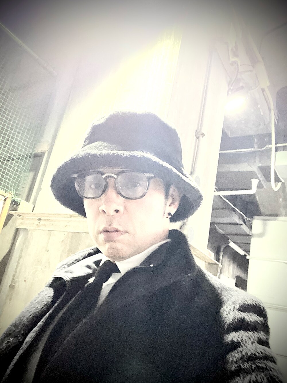 ブラック系のジャージ、ブラック系のその他パンツ、ブラック系のスニーカーを着用したメンズの春コーディネートの5枚目の写真