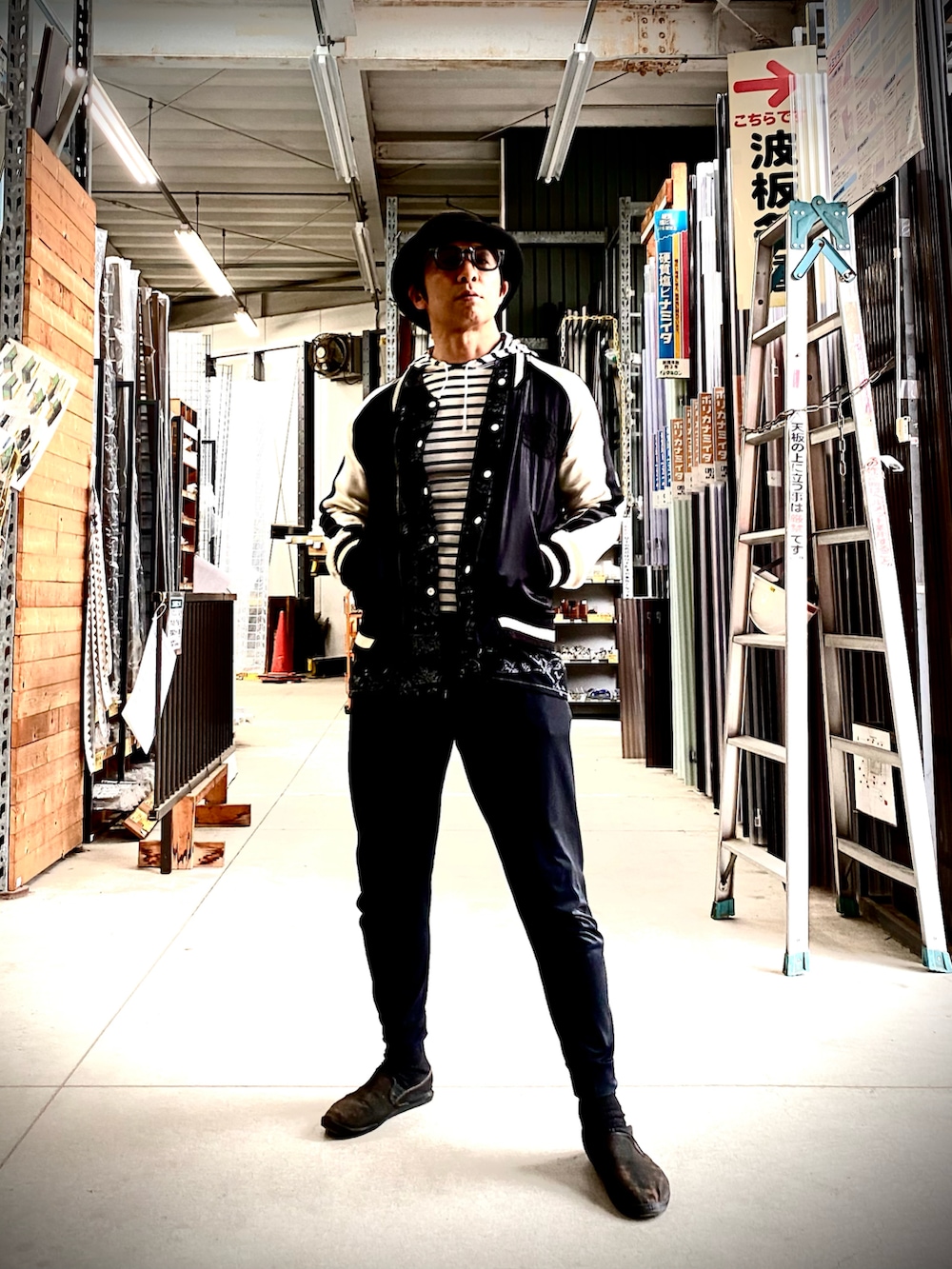 ブラック系のその他パンツ、ブラック系のスリッポン、ブラック系のスカジャンを着用したメンズの春コーディネートの4枚目の写真