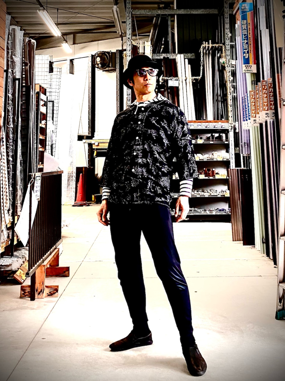 ブラック系のその他パンツ、ブラック系のスリッポン、ブラック系のスカジャンを着用したメンズの春コーディネートの2枚目の写真