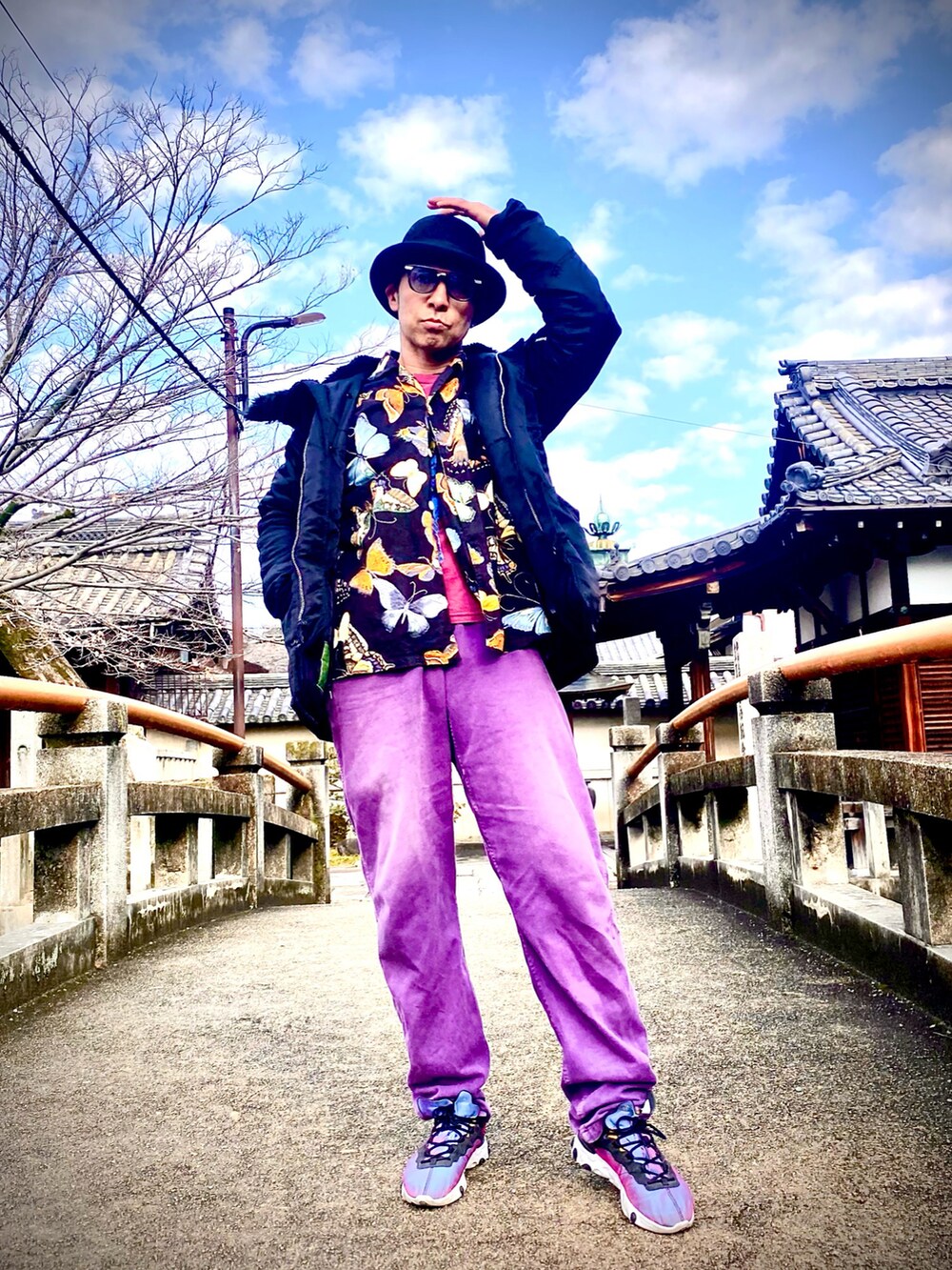 「魁アロハ塾、ミリタリー、ミリタリージャケット、ナイキ、NIKE、ハット、めがね、メガネ男子、サングラス、アロハシャツ、グラミチ、GRAMICCI、スニーカー、スニーカーコーデ」｜「古着のアイテム（シャツ/ブラウス、ブラック系）」を使った、Anthony.Tさん（メンズ・172cm）の冬コーディネートの4枚目の写真