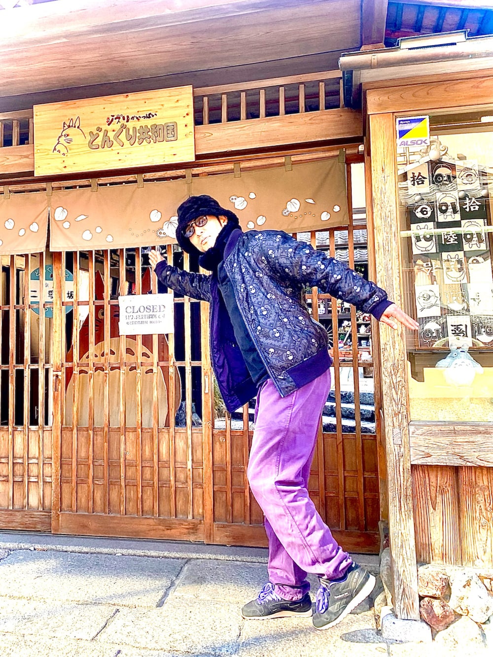 パープル系のMA-1、ブラック系のポロシャツ、パープル系のその他パンツを着用したメンズの冬コーディネートの3枚目の写真