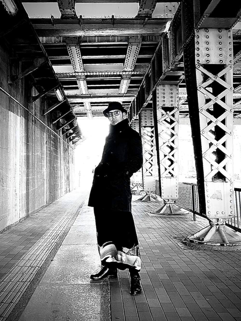 ブラック系のトレンチコート、その他のその他パンツ、ブラック系のドレスシューズを着用したメンズの春コーディネートの4枚目の写真