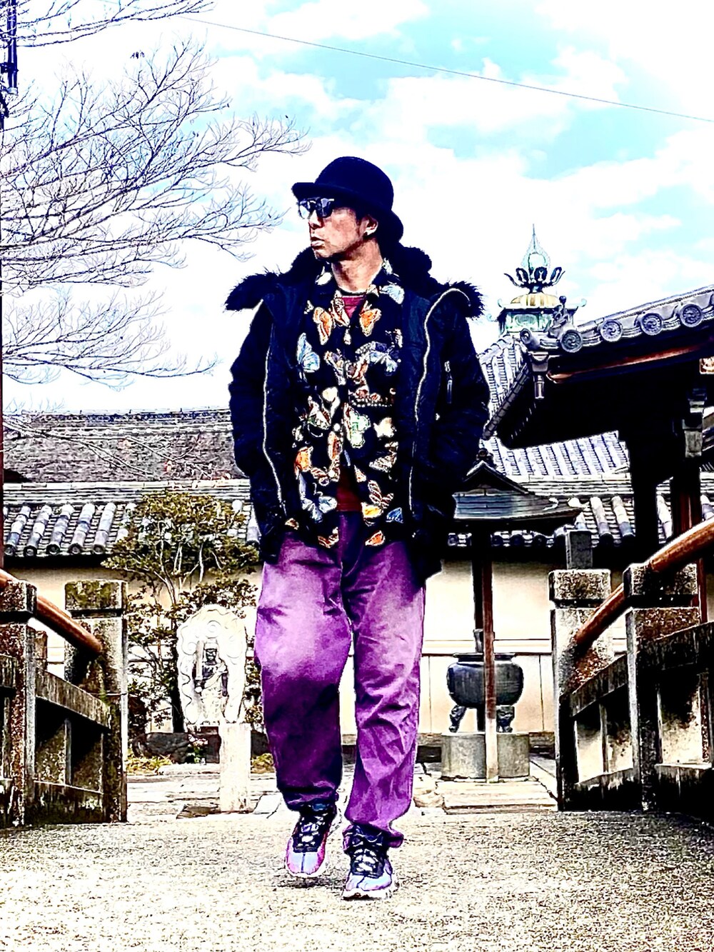 「魁アロハ塾、ミリタリー、ミリタリージャケット、ナイキ、NIKE、ハット、めがね、メガネ男子、サングラス、アロハシャツ、グラミチ、GRAMICCI、スニーカー、スニーカーコーデ」｜「古着のアイテム（シャツ/ブラウス、ブラック系）」を使った、Anthony.Tさん（メンズ・172cm）の冬コーディネートの3枚目の写真