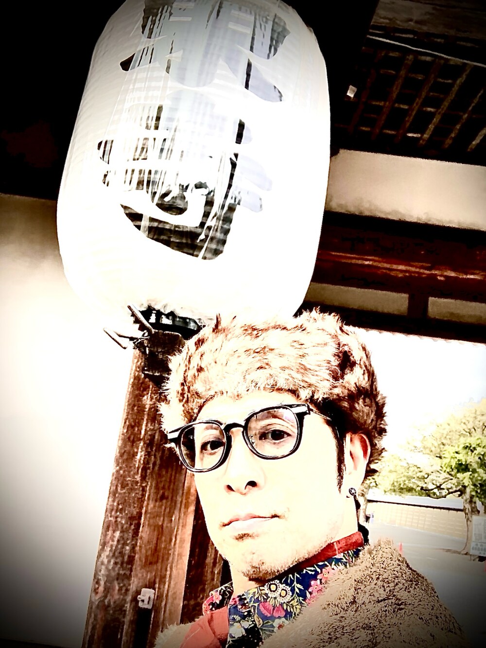 ブラック系のテーラードジャケット、ブラウン系のパンツ、レッド系のブーツを着用したメンズの冬コーディネートの3枚目の写真