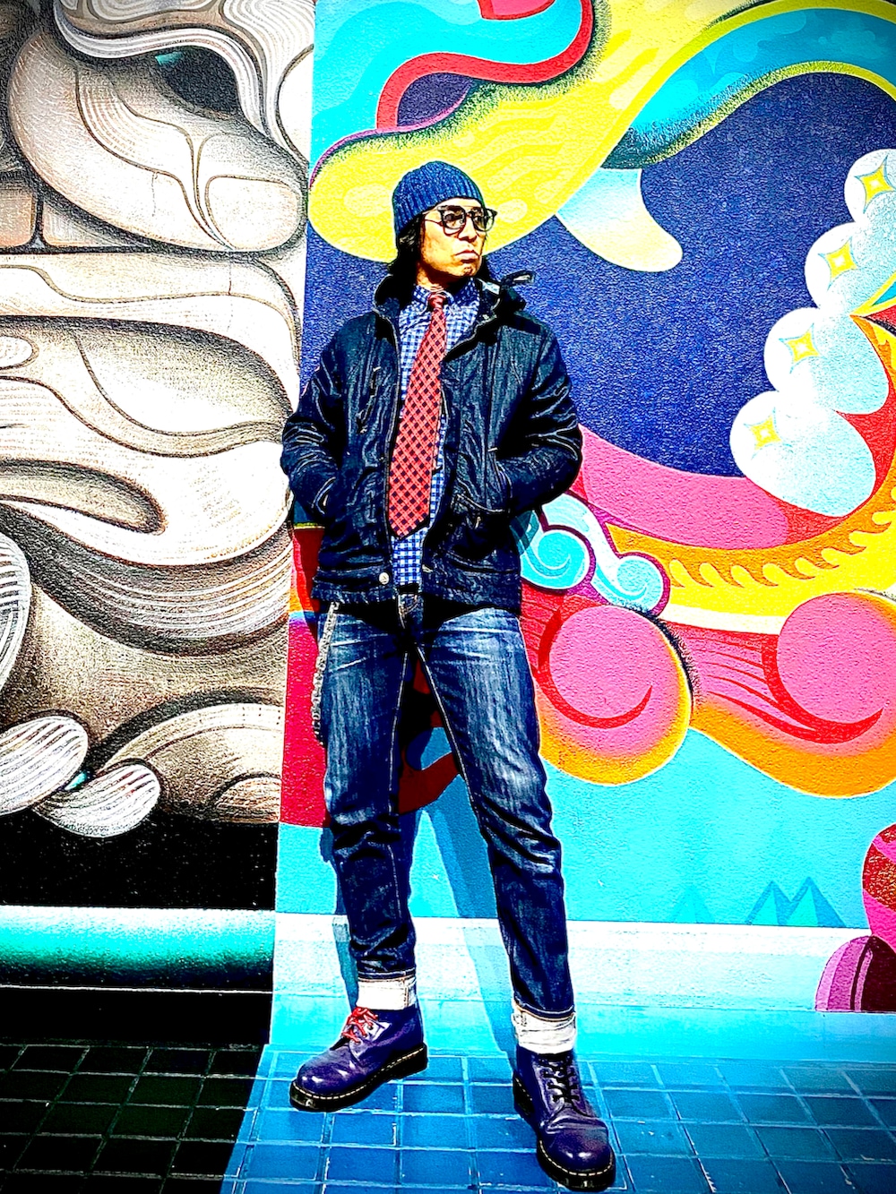 ブルー系のシャツ/ブラウス、ブルー系のデニムジャケット、ブルー系のデニムパンツを着用したメンズの秋コーディネートの2枚目の写真