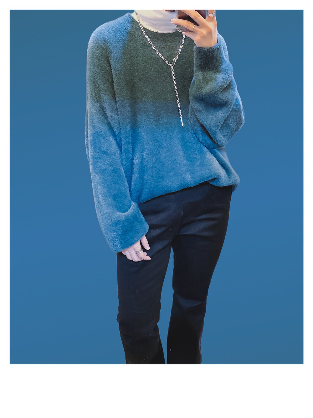 ブラック系のジャケット/アウター、グリーン系のトップス、ブラック系のパンツを着用したレディースの冬コーディネートの2枚目の写真