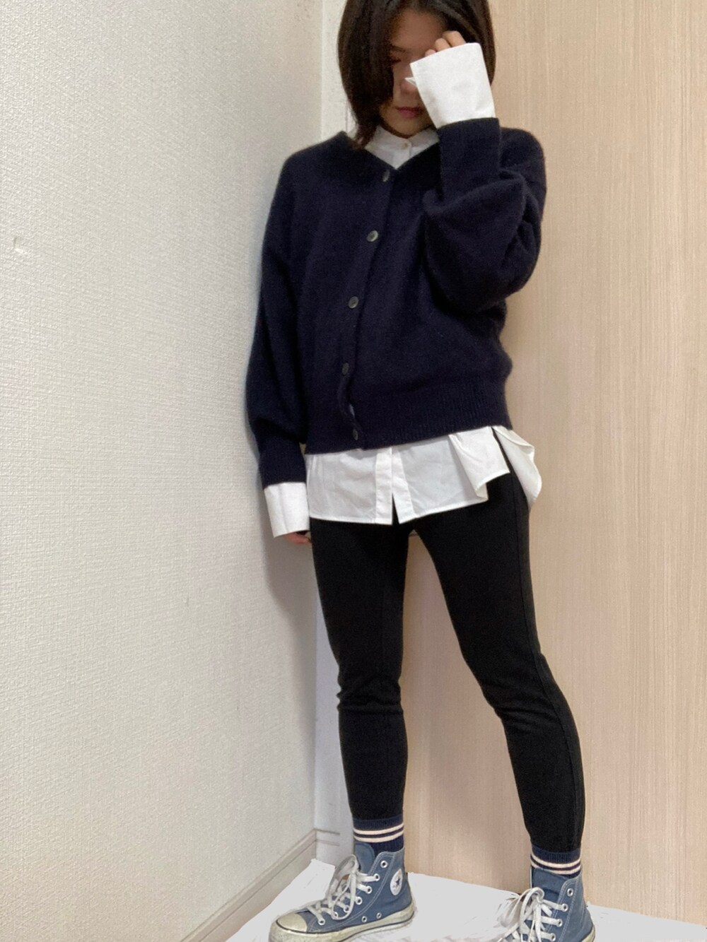 ブルー系のカーディガン/ボレロ、ブラック系のデニムパンツ、ブルー系のスニーカーを着用したレディースの冬コーディネートの2枚目の写真