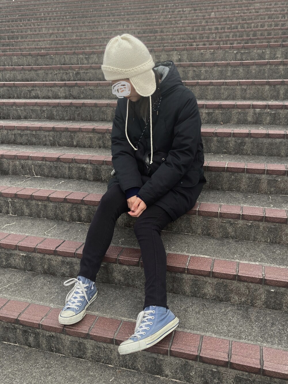 ブルー系のスウェット、ブラック系のパンツ、ブルー系のスニーカーを着用したレディースの冬コーディネートの2枚目の写真