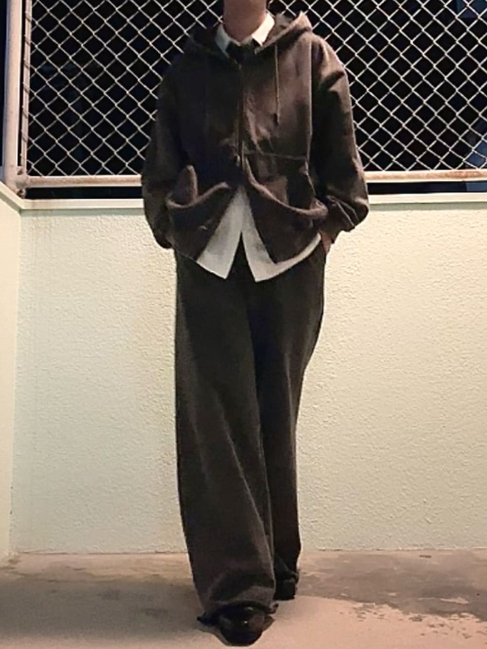 ブラウン系のパーカー、ホワイト系のシャツ/ブラウス、ブラウン系のスウェットパンツを着用したメンズの春コーディネートの2枚目の写真