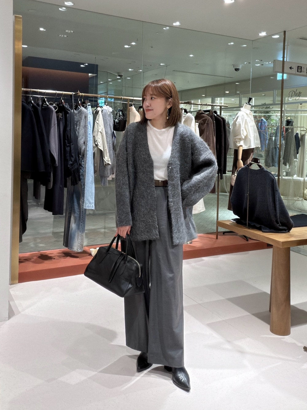 グレー系のその他アウター、グレー系のスラックス、ブラック系のトートバッグを着用したレディースの秋コーディネートの2枚目の写真