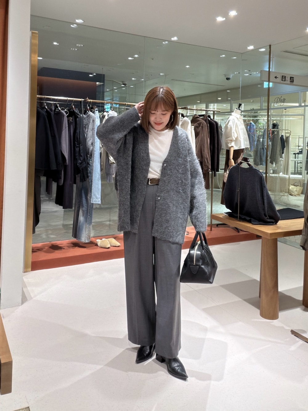 グレー系のその他アウター、グレー系のスラックス、ブラック系のトートバッグを着用したレディースの秋コーディネートの3枚目の写真