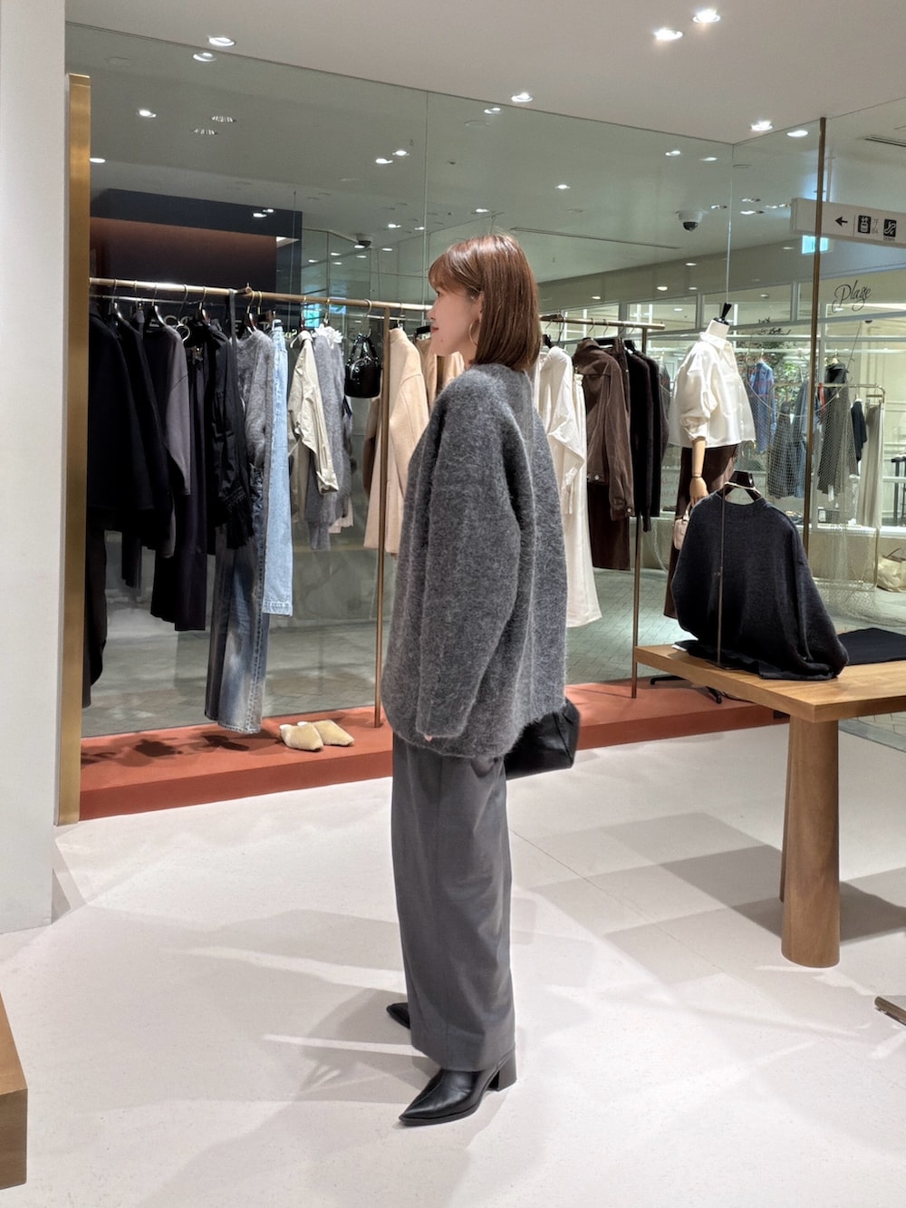 グレー系のその他アウター、グレー系のスラックス、ブラック系のトートバッグを着用したレディースの秋コーディネートの4枚目の写真