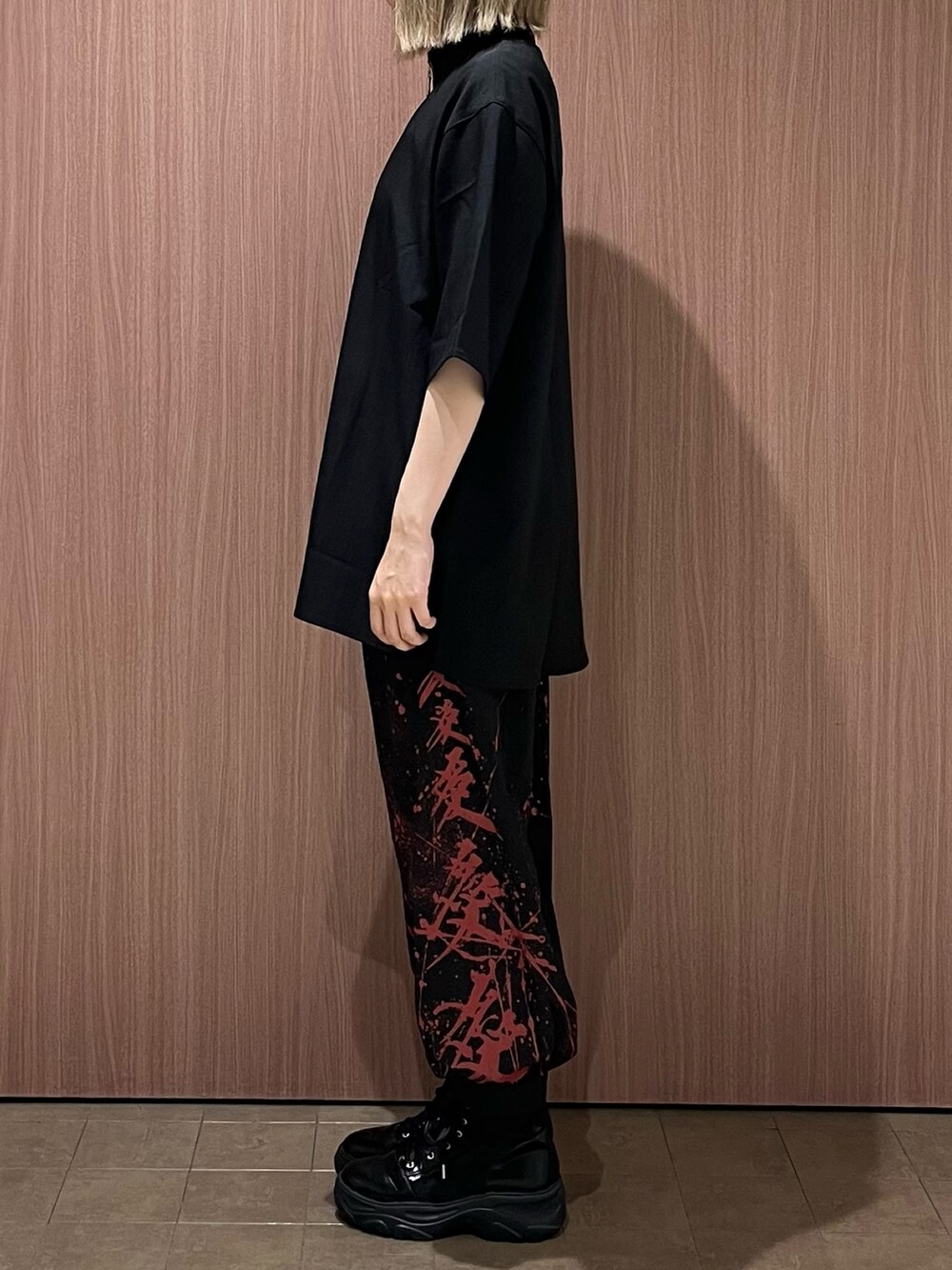 ブラック系のシャツ/ブラウス、ブラック系のその他パンツ、ブラック系のスニーカーを着用したレディースの夏コーディネートの3枚目の写真