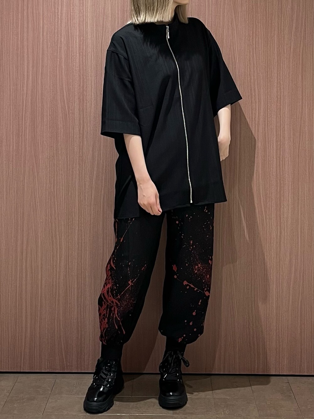 ブラック系のシャツ/ブラウス、ブラック系のその他パンツ、ブラック系のスニーカーを着用したレディースの夏コーディネートの2枚目の写真