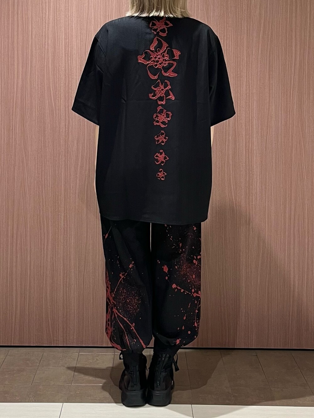 ブラック系のシャツ/ブラウス、ブラック系のその他パンツ、ブラック系のスニーカーを着用したレディースの夏コーディネートの4枚目の写真