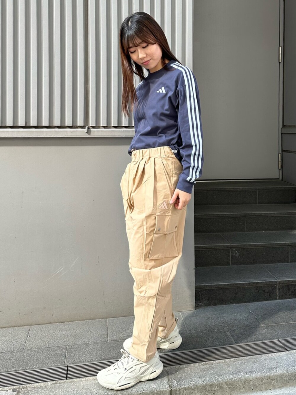 ブラウン系のカーゴパンツを着用したレディースの春コーディネートの2枚目の写真