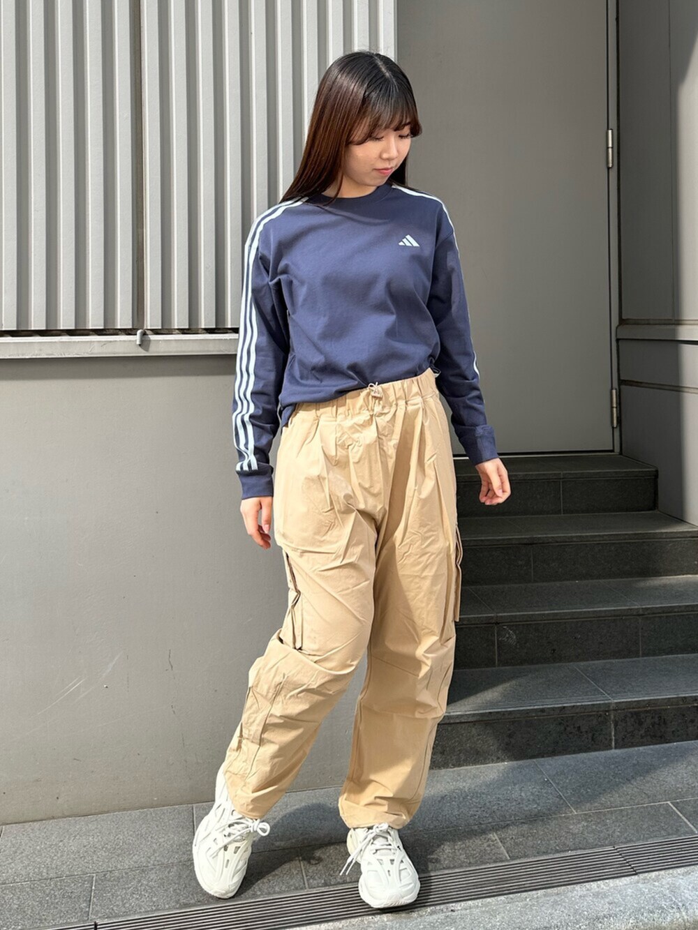 ブラウン系のカーゴパンツを着用したレディースの春コーディネートの3枚目の写真