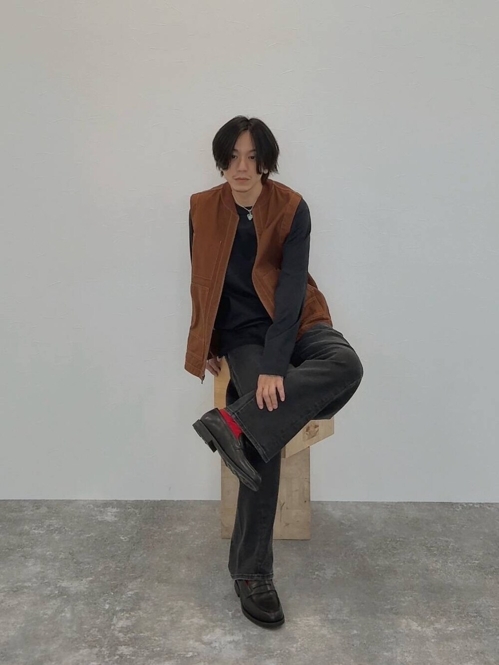ブラック系のTシャツ/カットソー、その他のローファー、ブラック系のデニムパンツを着用したメンズの夏コーディネートの2枚目の写真