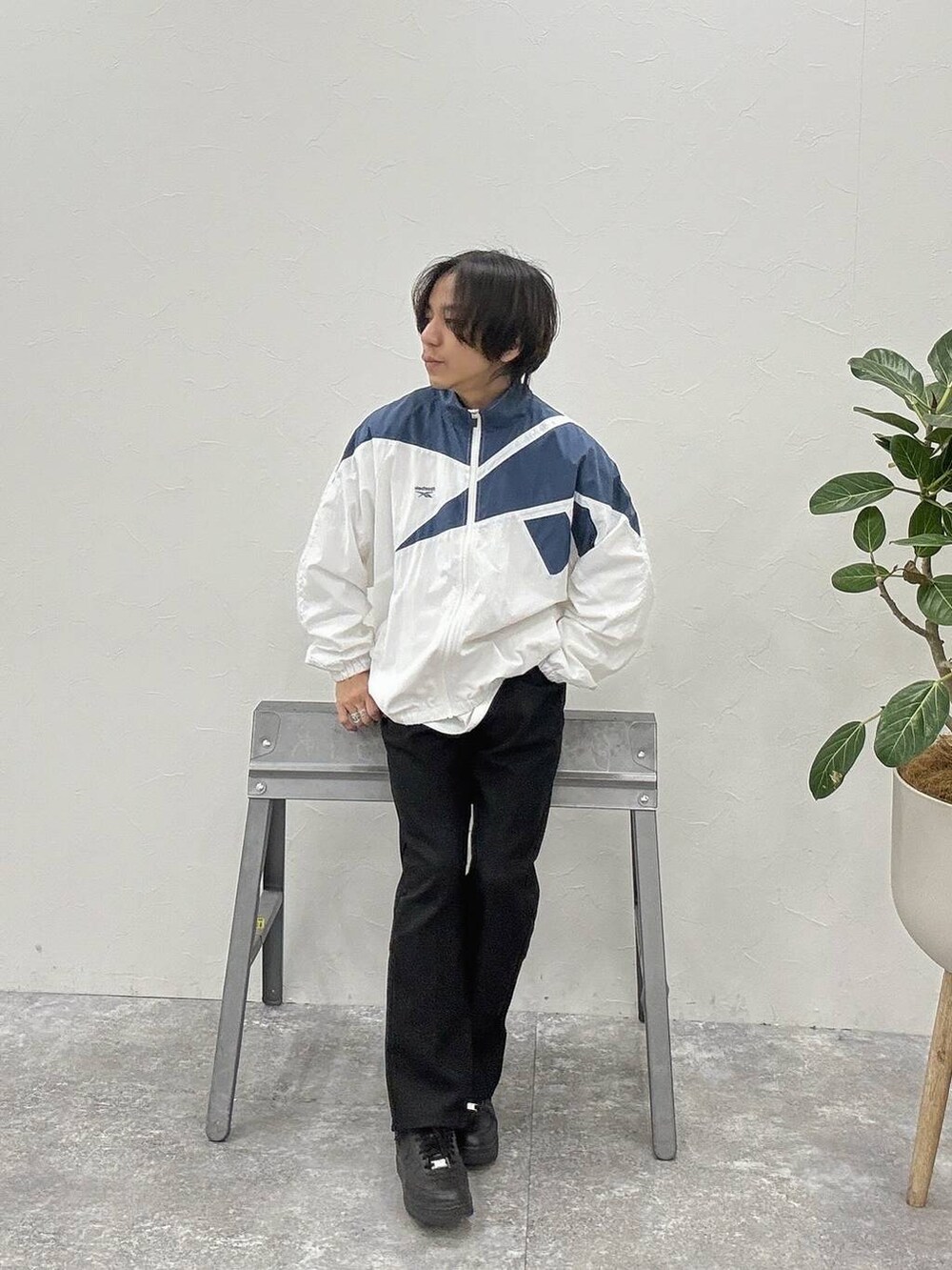 「カジュアル、BAYFLOW、春コーデ、春色、春アウター、アウター、ジャケット」｜「BAYFLOWのフレックスシューカットパンツ（その他パンツ、ブラック系）」を使った、shinossyさん（メンズ・171cm）の春コーディネートの2枚目の写真