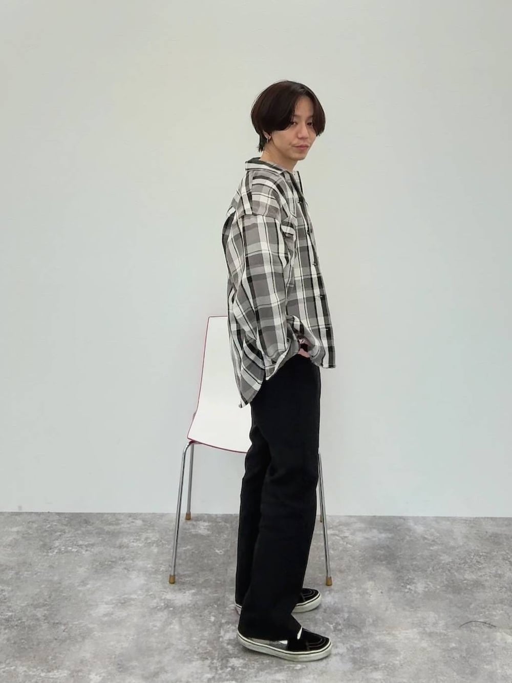 ホワイト系のTシャツ/カットソー、グレー系のシャツ/ブラウスを着用したメンズの春コーディネートの4枚目の写真