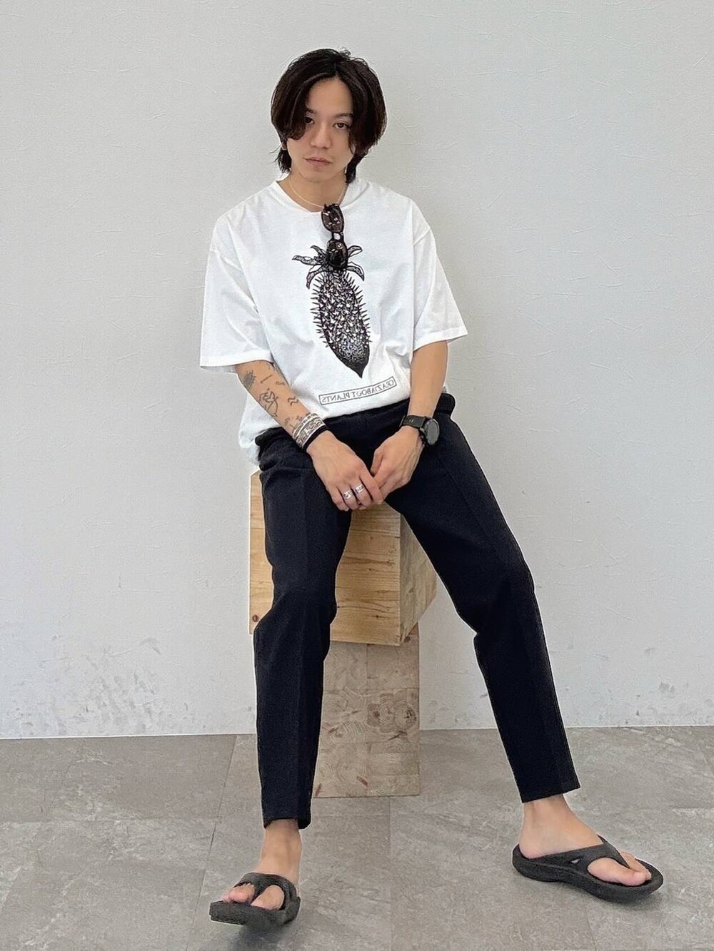 ブルー系のスラックス、ホワイト系のTシャツ/カットソー、ホワイト系のTシャツ/カットソーを着用したメンズの夏コーディネートの4枚目の写真