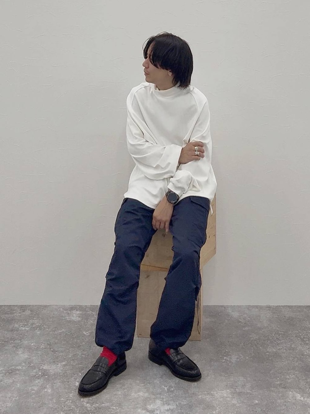 ホワイト系のTシャツ/カットソー、ホワイト系のその他トップス、その他のローファーを着用したメンズの秋コーディネートの5枚目の写真