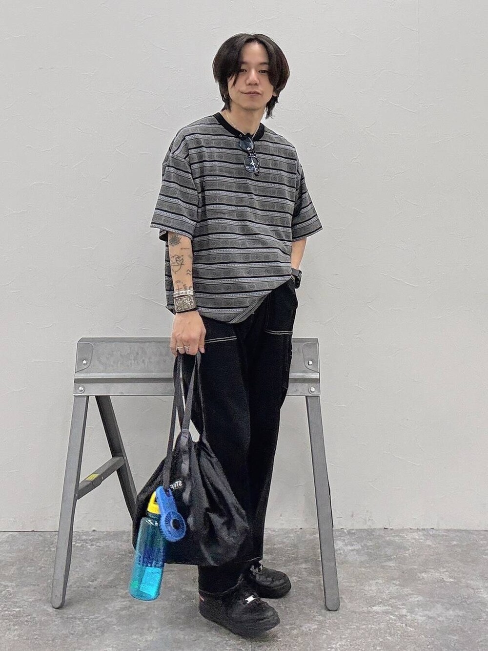 ブラック系のその他パンツ、ブラック系のTシャツ/カットソー、ブラック系のショルダーバッグを着用したメンズの春コーディネートの4枚目の写真