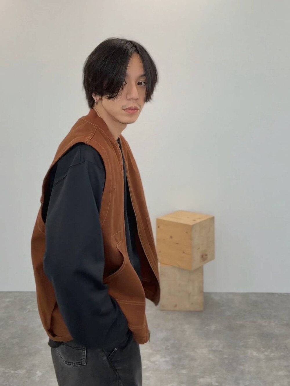 ブラック系のTシャツ/カットソー、その他のローファー、ブラック系のデニムパンツを着用したメンズの夏コーディネートの5枚目の写真