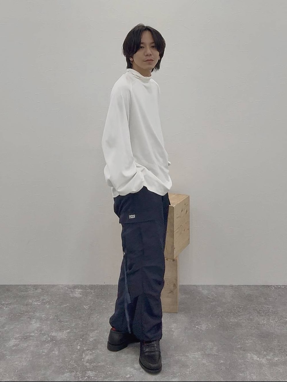 ホワイト系のTシャツ/カットソー、ホワイト系のその他トップス、その他のローファーを着用したメンズの秋コーディネートの2枚目の写真