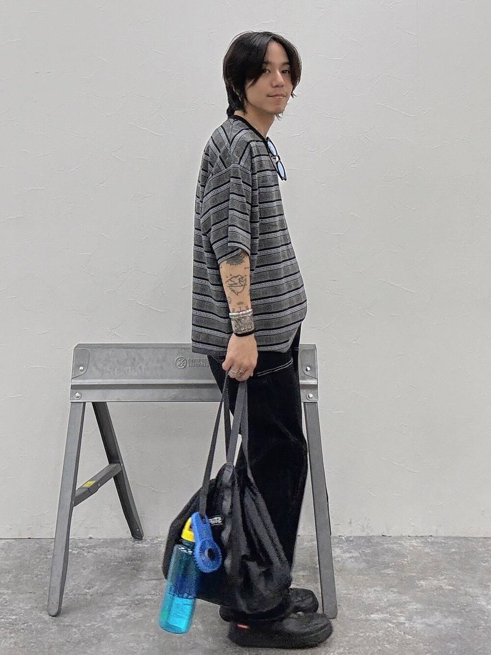 ブラック系のその他パンツ、ブラック系のTシャツ/カットソー、ブラック系のショルダーバッグを着用したメンズの春コーディネートの5枚目の写真