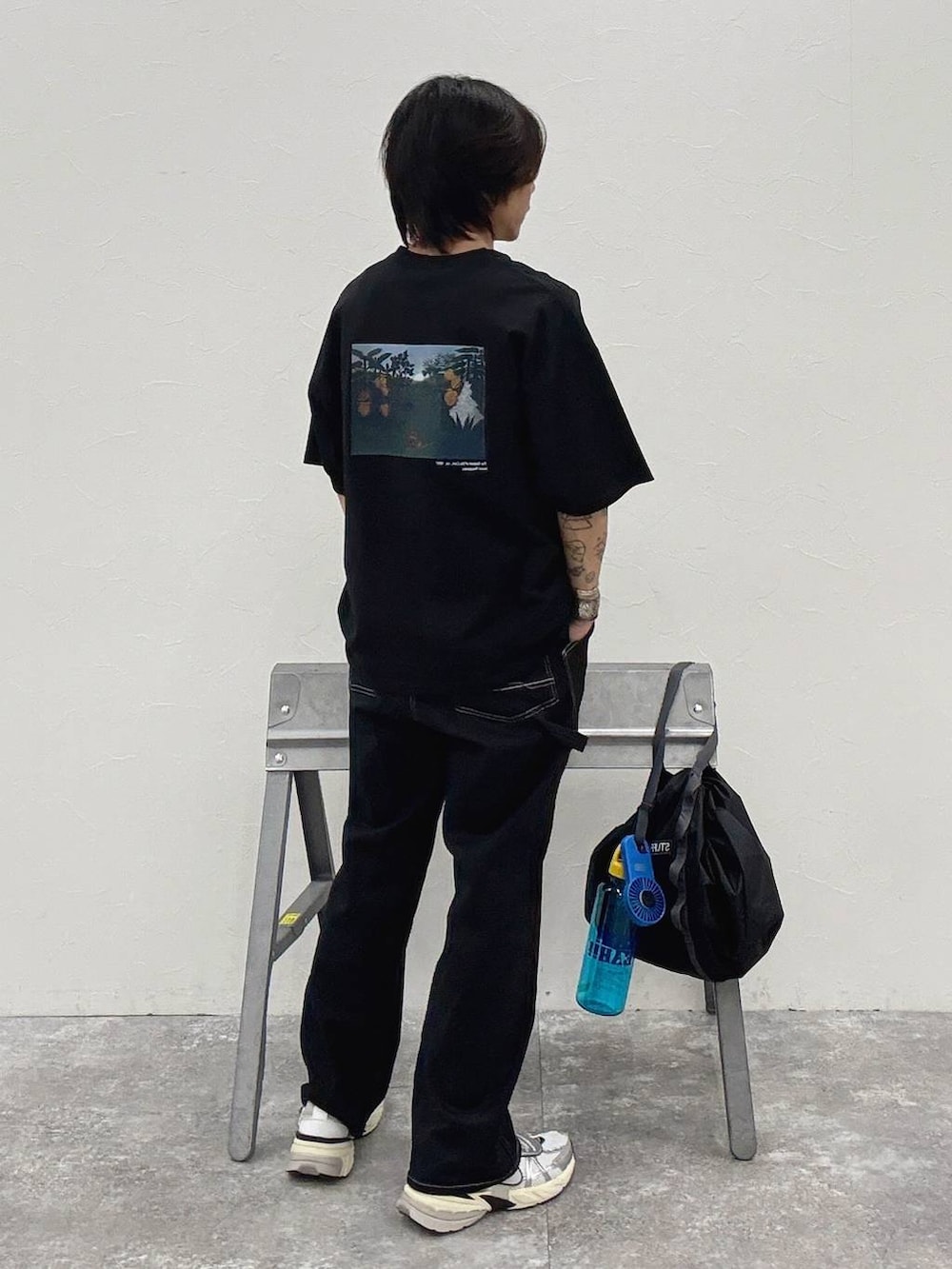 「ワントーン、ストリート、カジュアル、デート/ロマンティック、Tシャツ、ブラックコーデ、BAYFLOW、春夏コーデ、夏コーデ、春コーデ」｜「BAYFLOWのBOUNCYCLEペインターパンツ（その他パンツ、ブラック系）」を使った、shinossyさん（メンズ・171cm）の春コーディネートの5枚目の写真