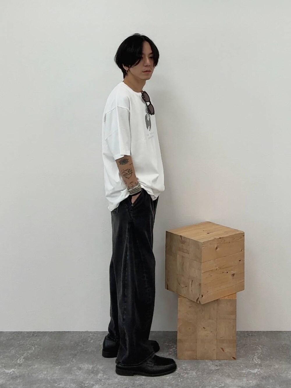 ホワイト系のTシャツ/カットソー、ブラック系のローファー、ブラック系のデニムパンツを着用したメンズの夏コーディネートの2枚目の写真