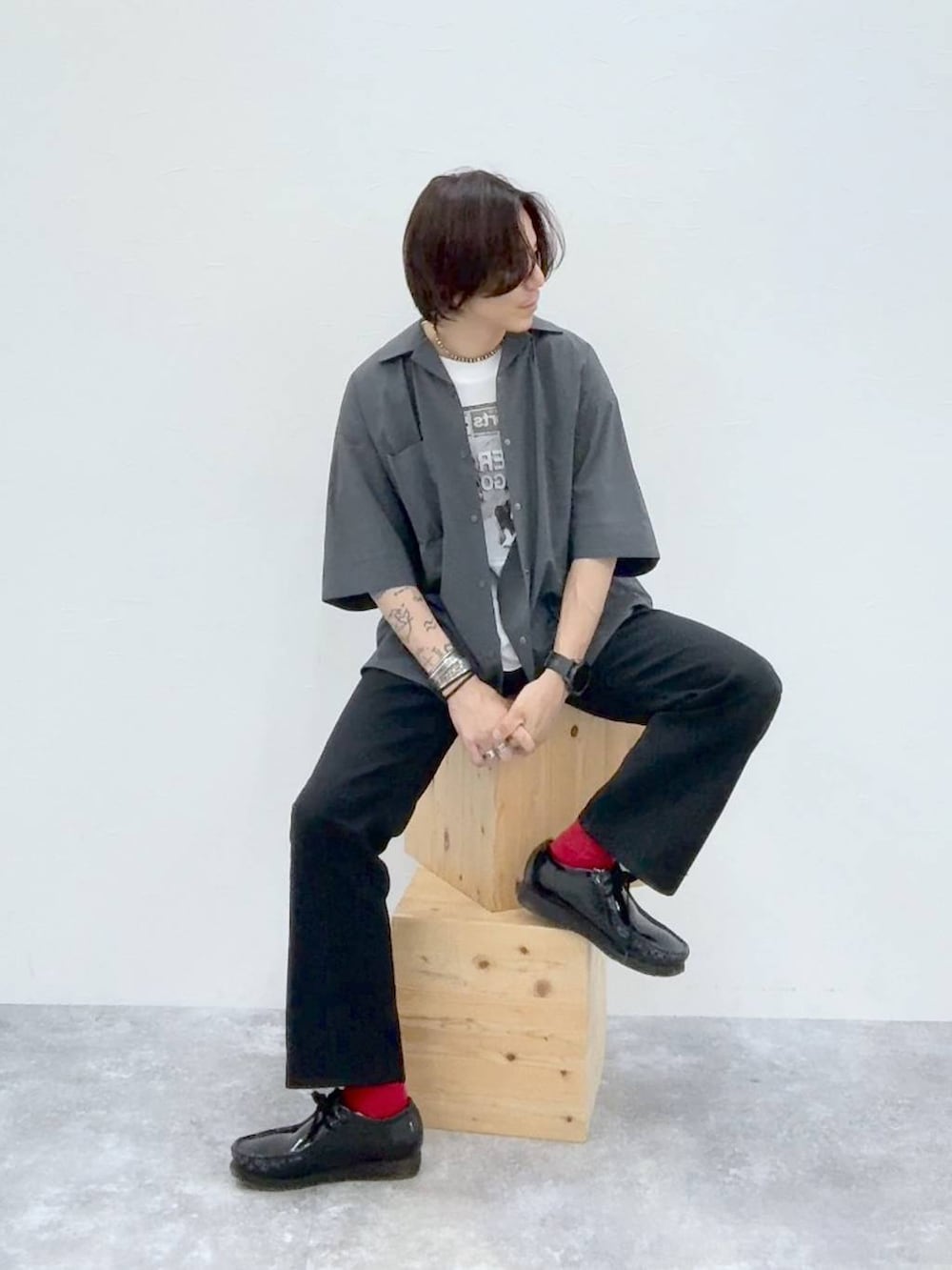 ホワイト系のTシャツ/カットソー、グレー系のシャツ/ブラウス、ホワイト系のTシャツ/カットソーを着用したメンズの夏コーディネートの2枚目の写真