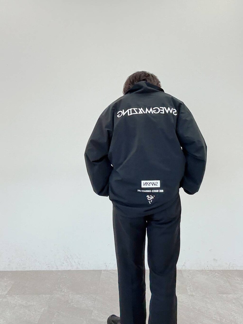 「ワントーン、カジュアル、BAYFLOW、ブラックコーデ、スポーツミックス、スポーツウェア」｜「HEREIAMの【HEREIAM MEN】マイクロリップコーチジャケット（その他アウター、ブラック系）」を使った、shinossyさん（メンズ・171cm）の冬コーディネートの3枚目の写真