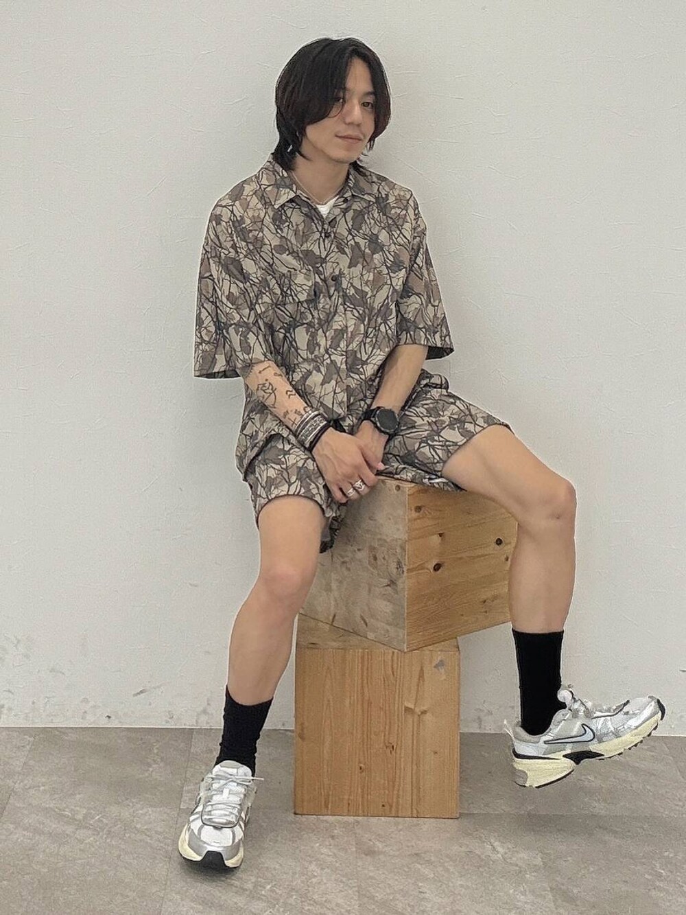 ホワイト系のTシャツ/カットソー、その他のその他パンツ、その他のシャツ/ブラウスを着用したメンズの春コーディネートの3枚目の写真