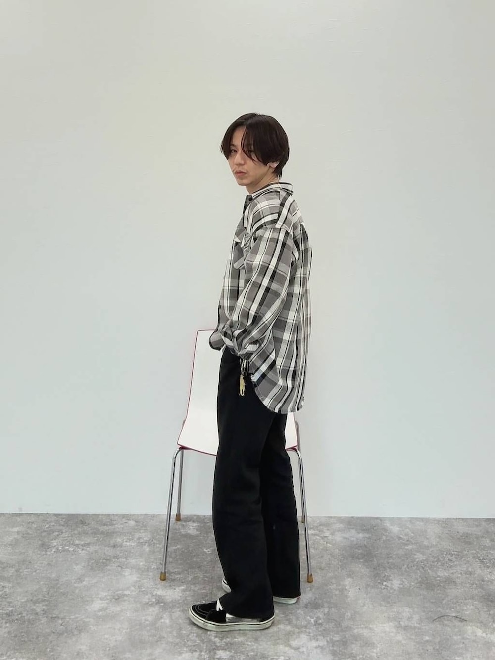 ホワイト系のTシャツ/カットソー、グレー系のシャツ/ブラウスを着用したメンズの春コーディネートの5枚目の写真