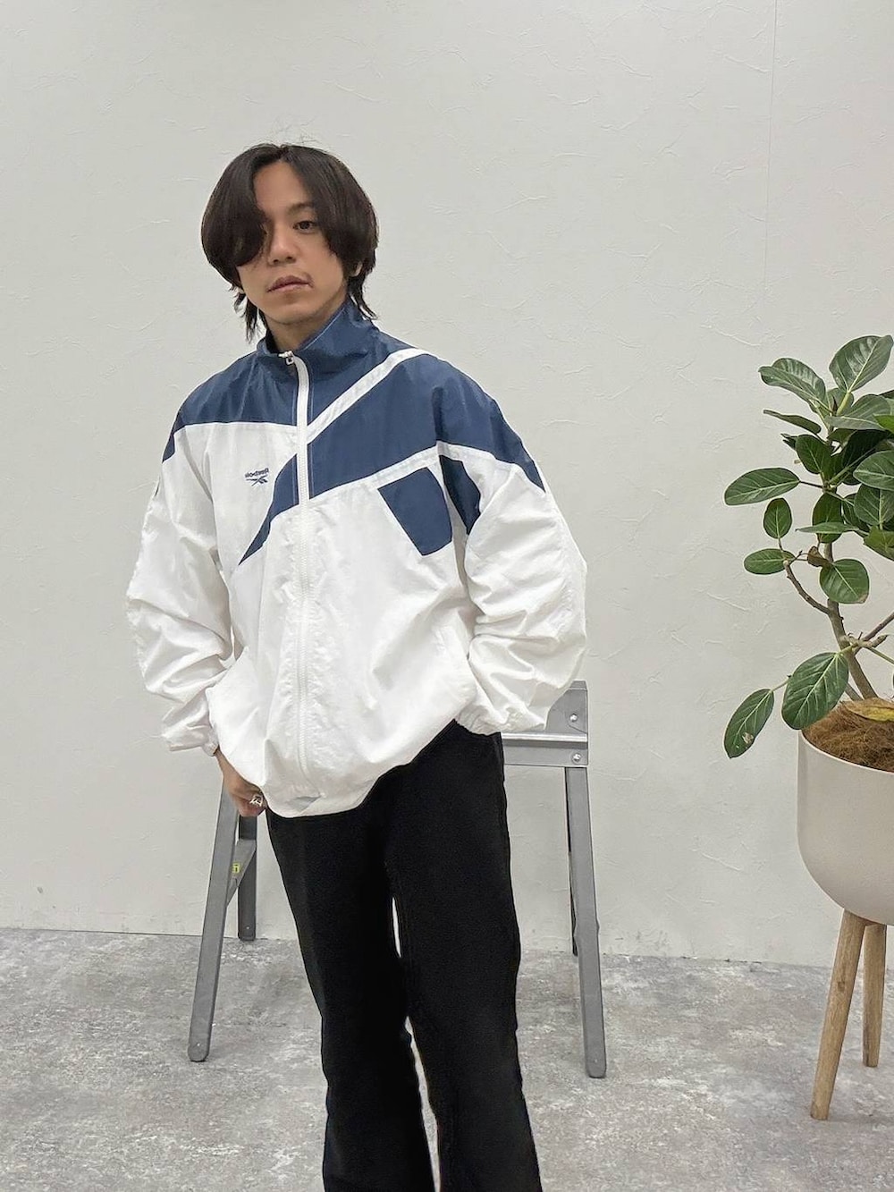 「カジュアル、BAYFLOW、春コーデ、春色、春アウター、アウター、ジャケット」｜「BAYFLOWのフレックスシューカットパンツ（その他パンツ、ブラック系）」を使った、shinossyさん（メンズ・171cm）の春コーディネートの4枚目の写真