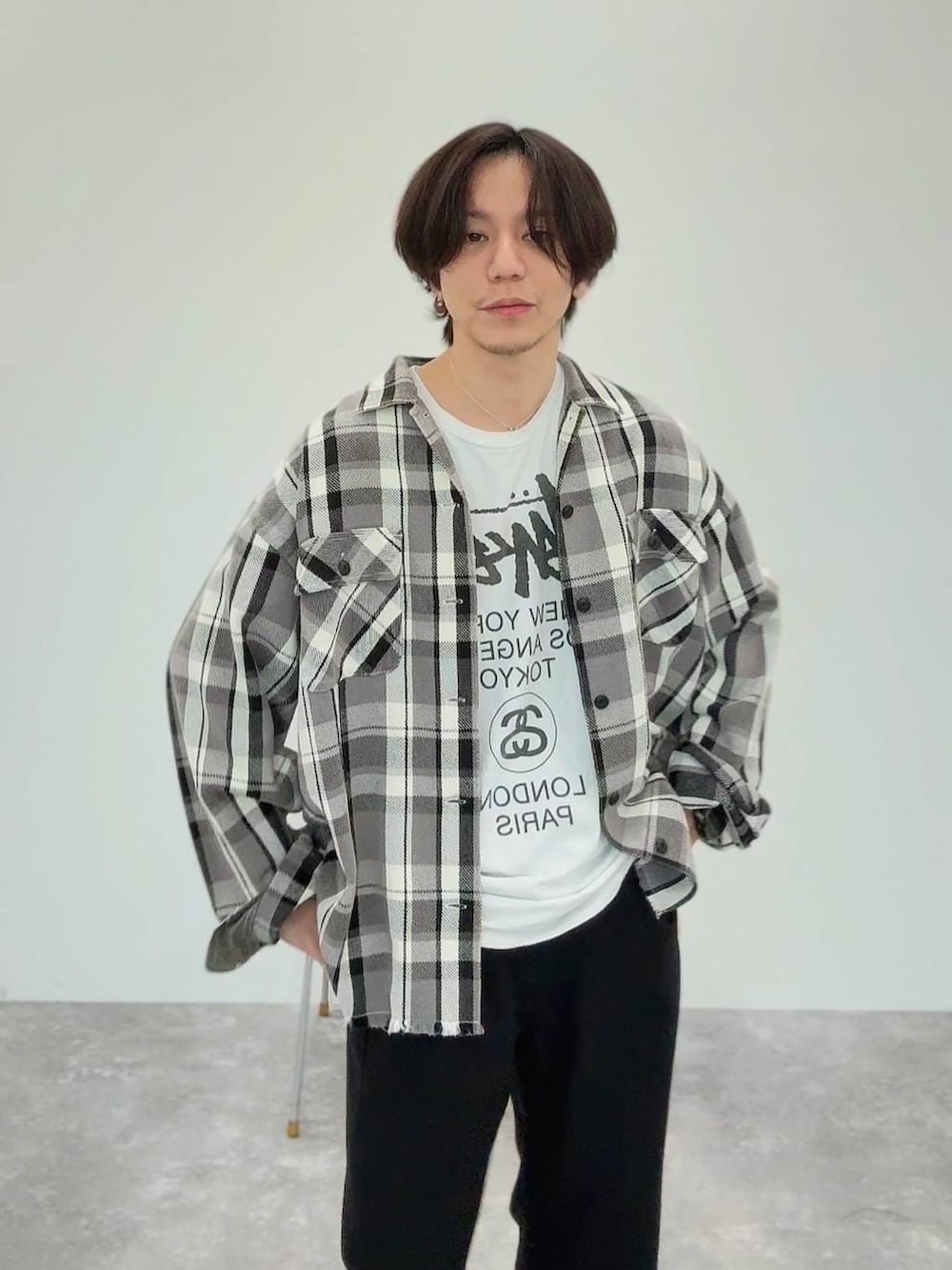 ホワイト系のTシャツ/カットソー、グレー系のシャツ/ブラウスを着用したメンズの春コーディネートの3枚目の写真