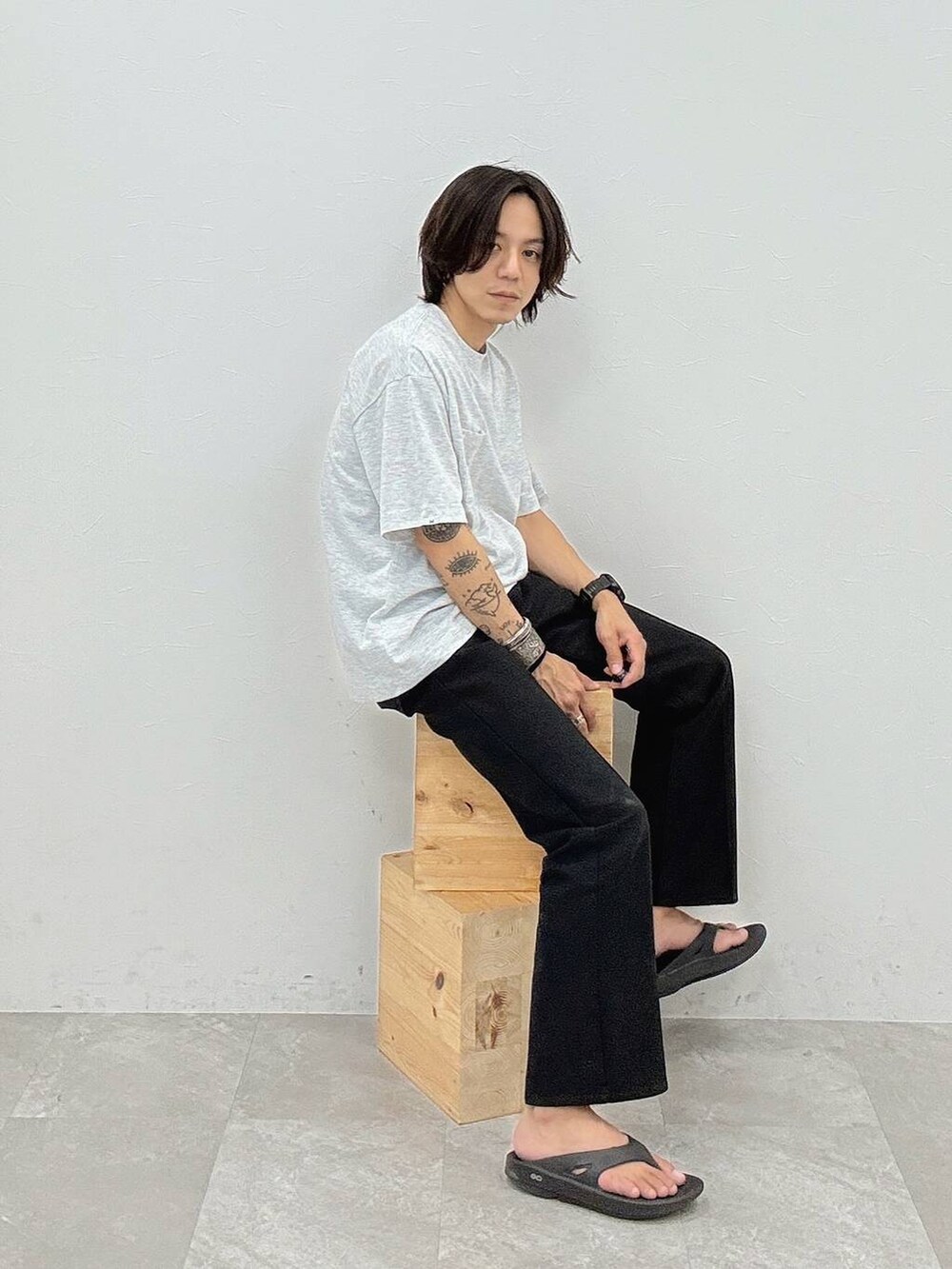 ブラック系のその他パンツ、ホワイト系のTシャツ/カットソー、ブラック系のサンダルを着用したメンズの夏コーディネートの2枚目の写真