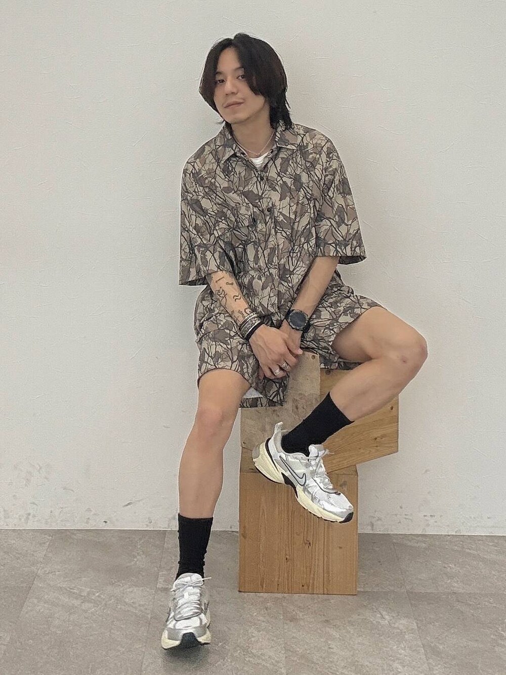 ホワイト系のTシャツ/カットソー、その他のその他パンツ、その他のシャツ/ブラウスを着用したメンズの春コーディネートの2枚目の写真