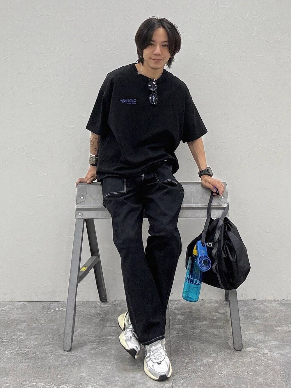 「ワントーン、ストリート、カジュアル、デート/ロマンティック、Tシャツ、ブラックコーデ、BAYFLOW、春夏コーデ、夏コーデ、春コーデ」｜「BAYFLOWのBOUNCYCLEペインターパンツ（その他パンツ、ブラック系）」を使った、shinossyさん（メンズ・171cm）の春コーディネートの4枚目の写真